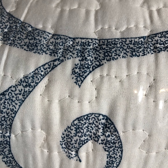 3 Piece Quilt Set Full/Queen Vintage Collection Teresa White & Blue NWT - Picture 5 of 5